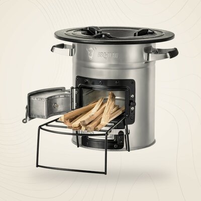 Réchaud à bois fusée BBQ-Toro en inox avec support à bois, sur fond lin