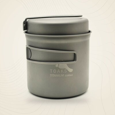 Popote TOAKS en titane 1100 ml avec poêle en couvercle, sur fond lin