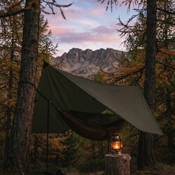 bivouac-en-montagne-tarp-hamac-et-lampe-tempete