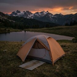 tente-de-bivouac-au-bord-d-un-lac-d-altitude