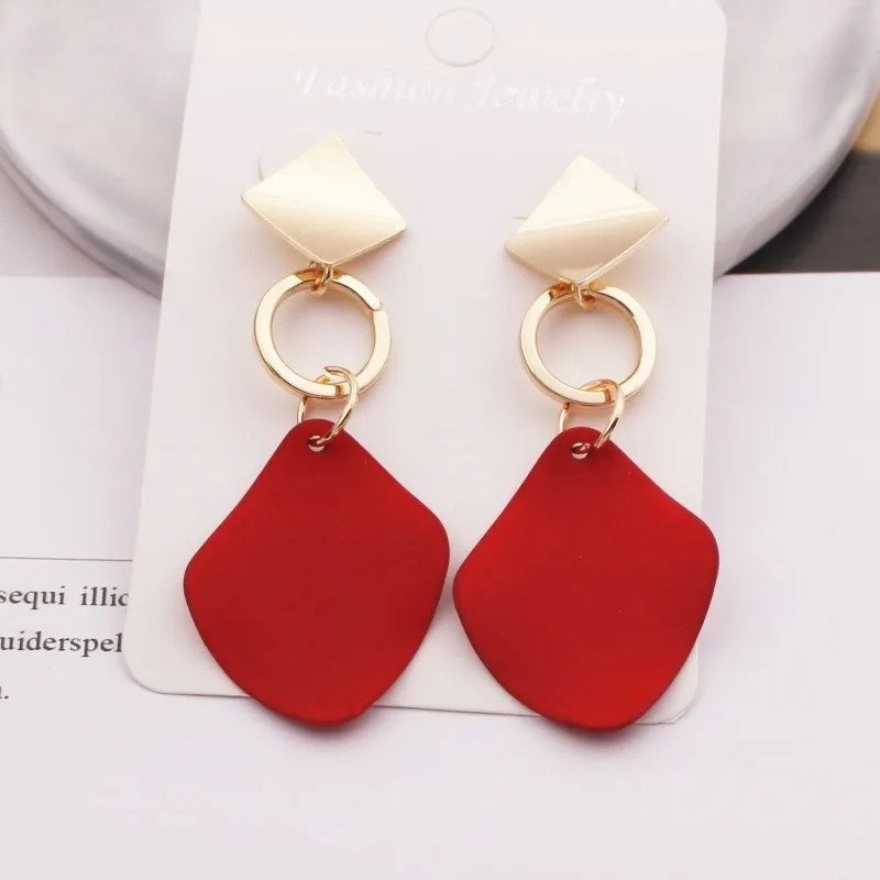 Boucles doreilles carré chic rouge