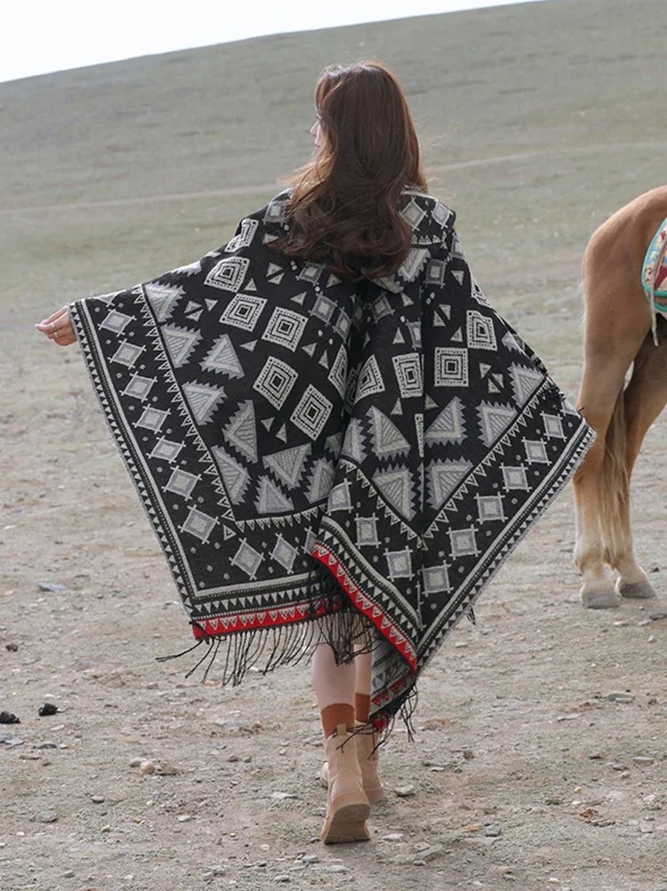 Poncho noir ethnique