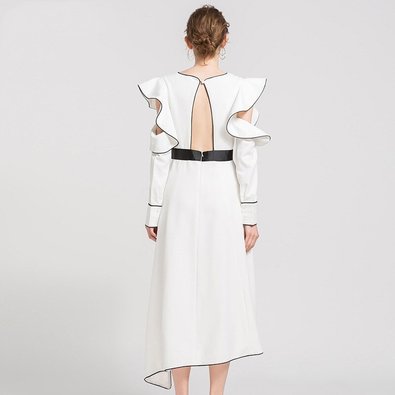 robe-asymetrique-a-ceinture-blanche-pour_main-1