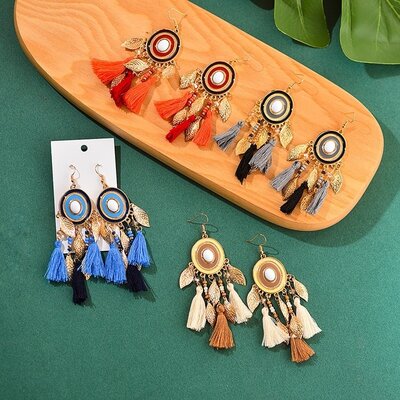 Boucles d'oreilles pampilles pompon (1)