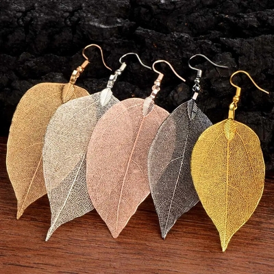 Boucles d oreilles  en forme de feuille pendante