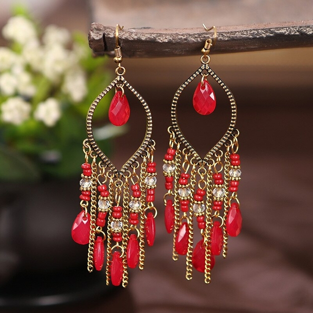 Boucles d'oreilles rose rouge : perles en céramique et pompons dorés - France