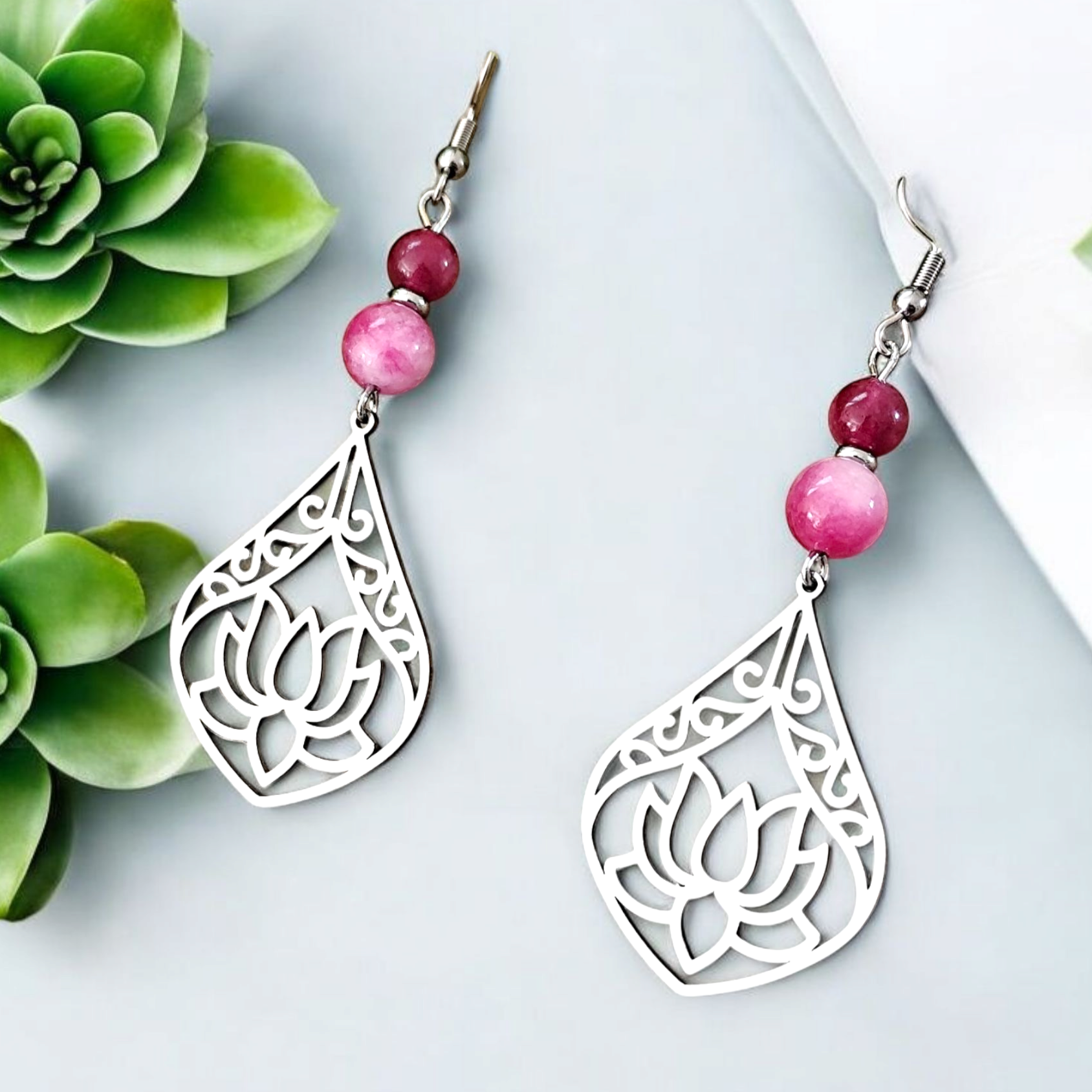 Boucles doreilles Nyméa – Lotus et pierres naturelles
