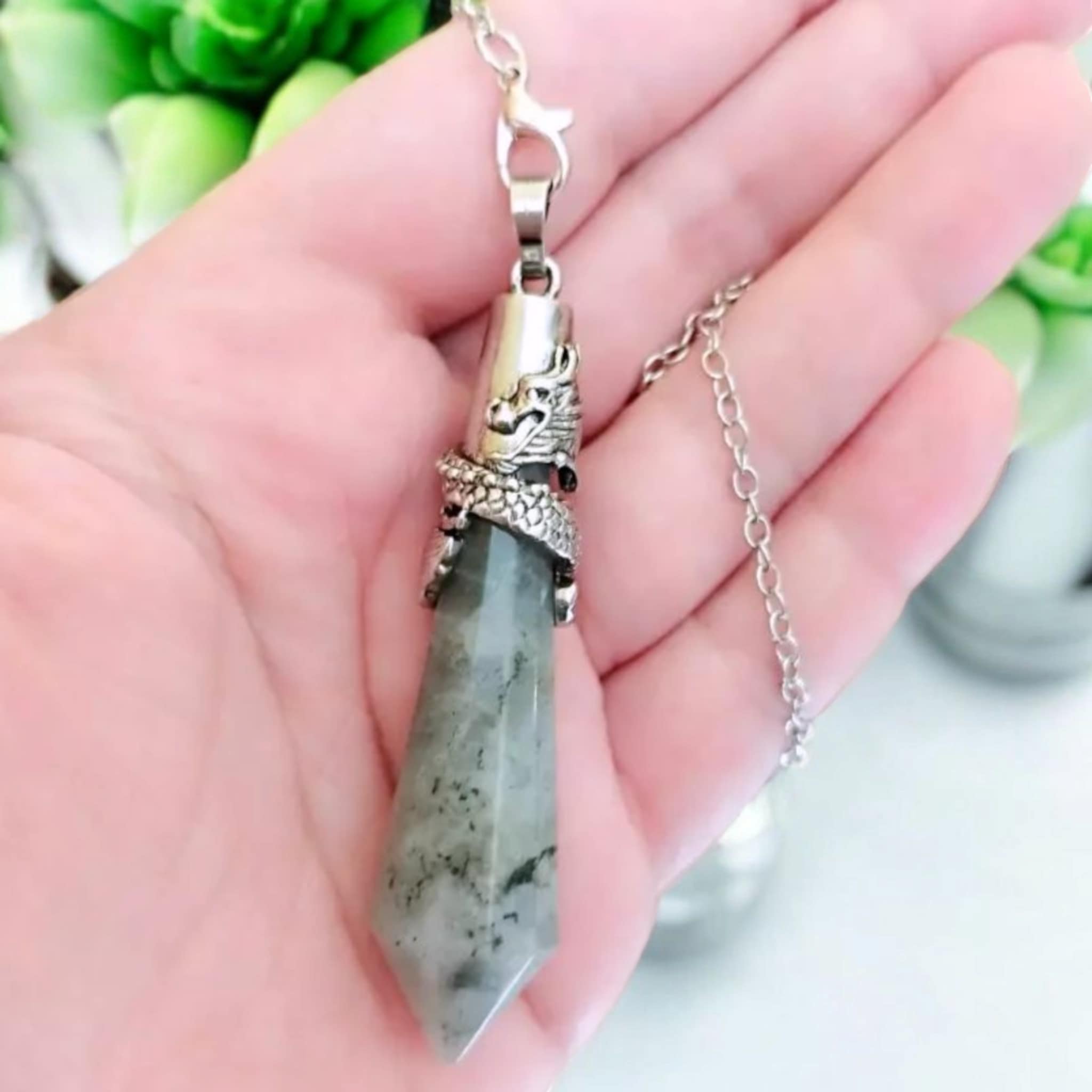 Pendule Dragon en Labradorite naturelle tenu en main
