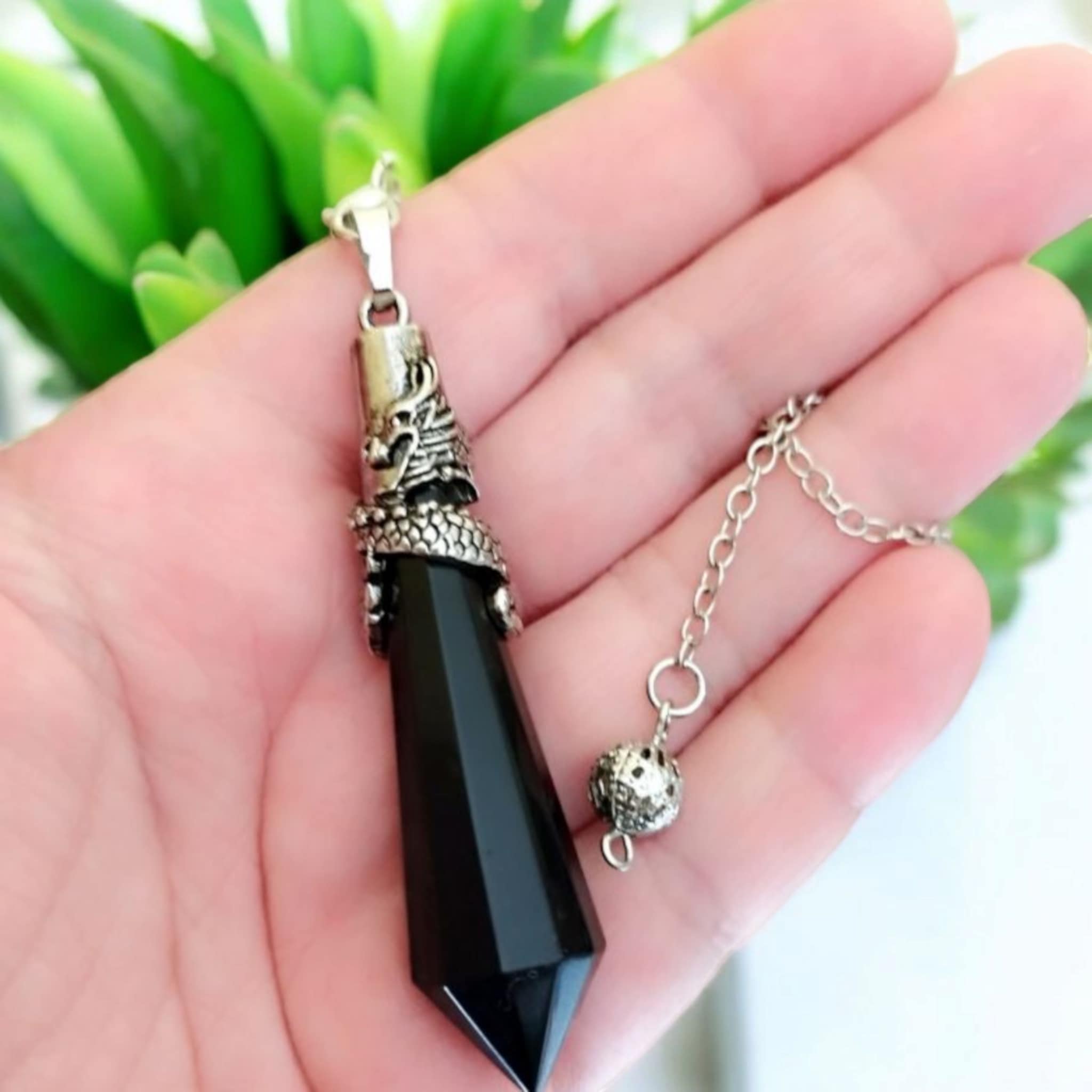 Pendule Dragon en Obsidienne noire tenu en main