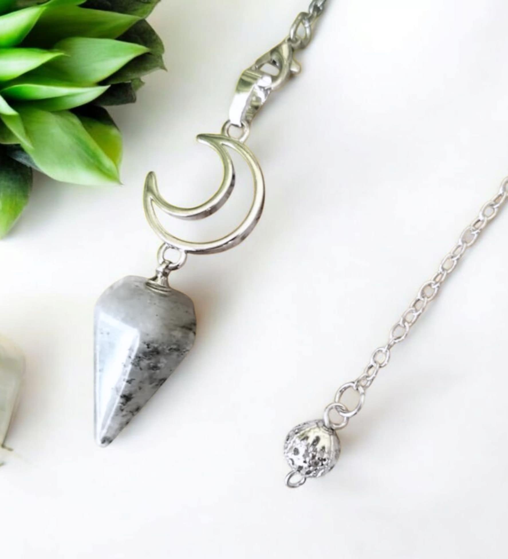 Pendule Lune en Labradorite naturelle avec chaîne
