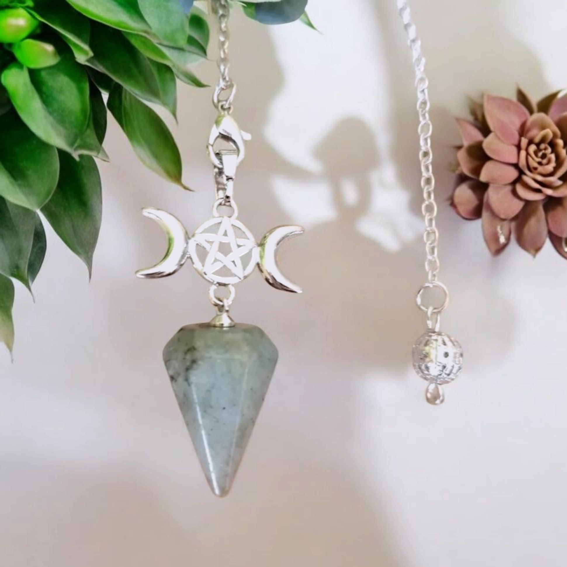 Pendule en Labradorite avec symbole Triple Lune et pentacle