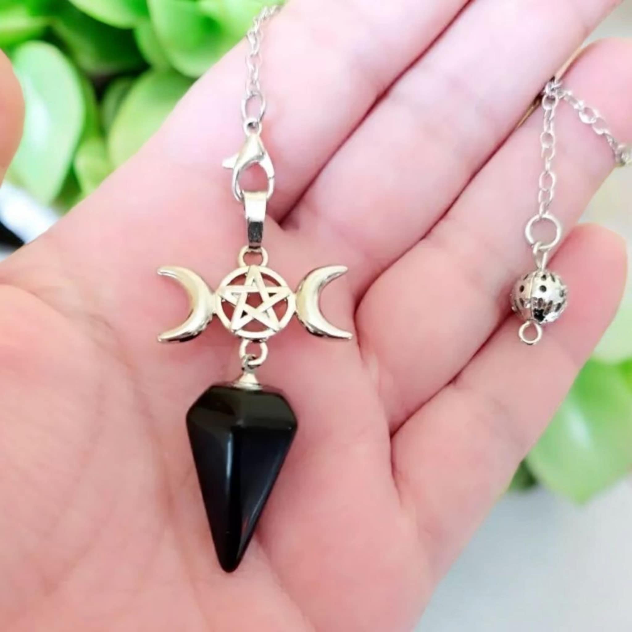 Pendule Triple Lune en Obsidienne noire tenu en main