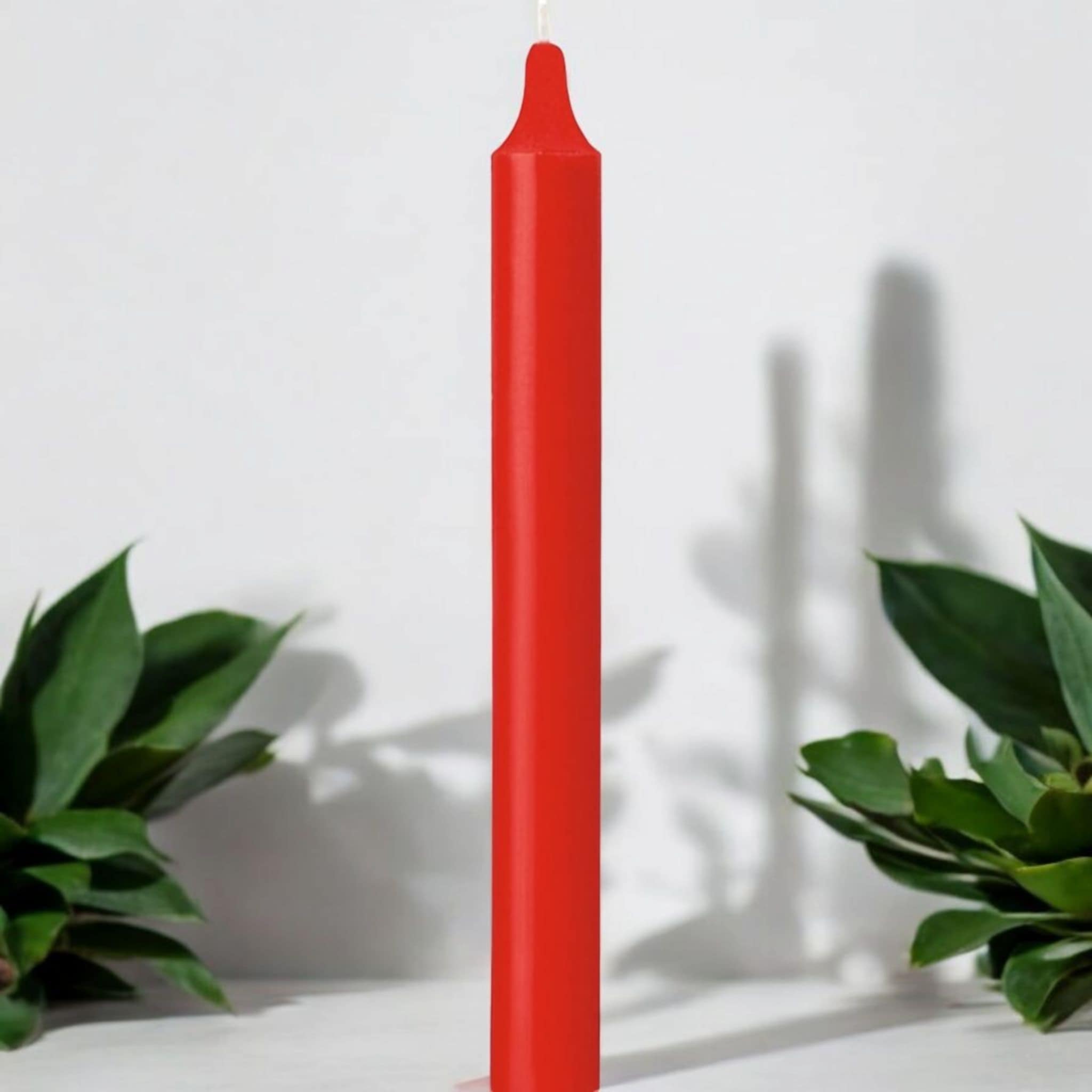 Bougie rituelle rouge 22 cm teintée dans la masse