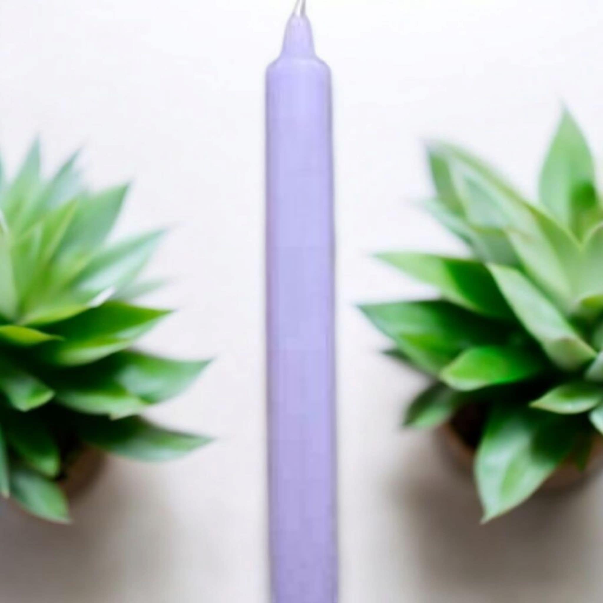 Bougie rituelle lilas 22 cm teintée dans la masse