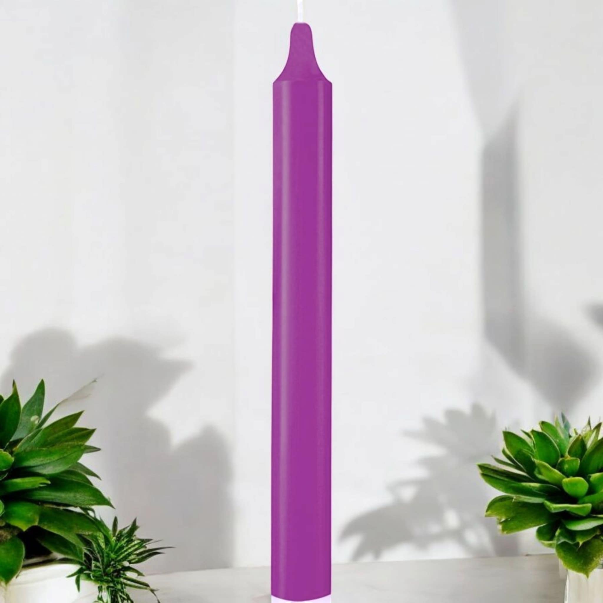 Bougie rituelle violette 22 cm teintée dans la masse