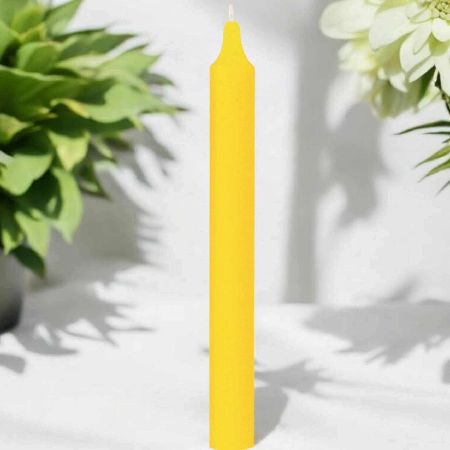 Bougie rituelle jaune 22 cm teintée dans la masse
