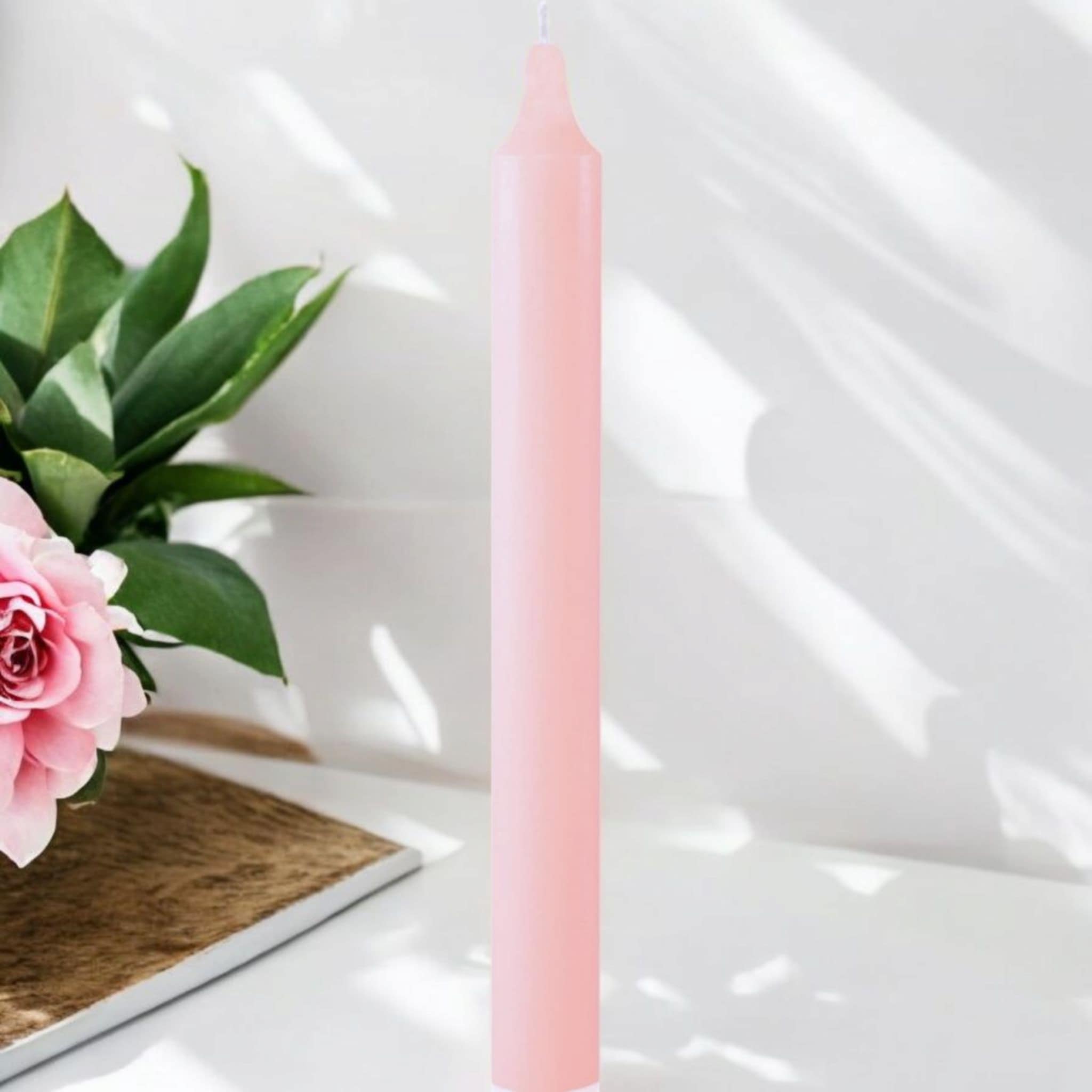 Bougie rituelle rose 22 cm teintée dans la masse