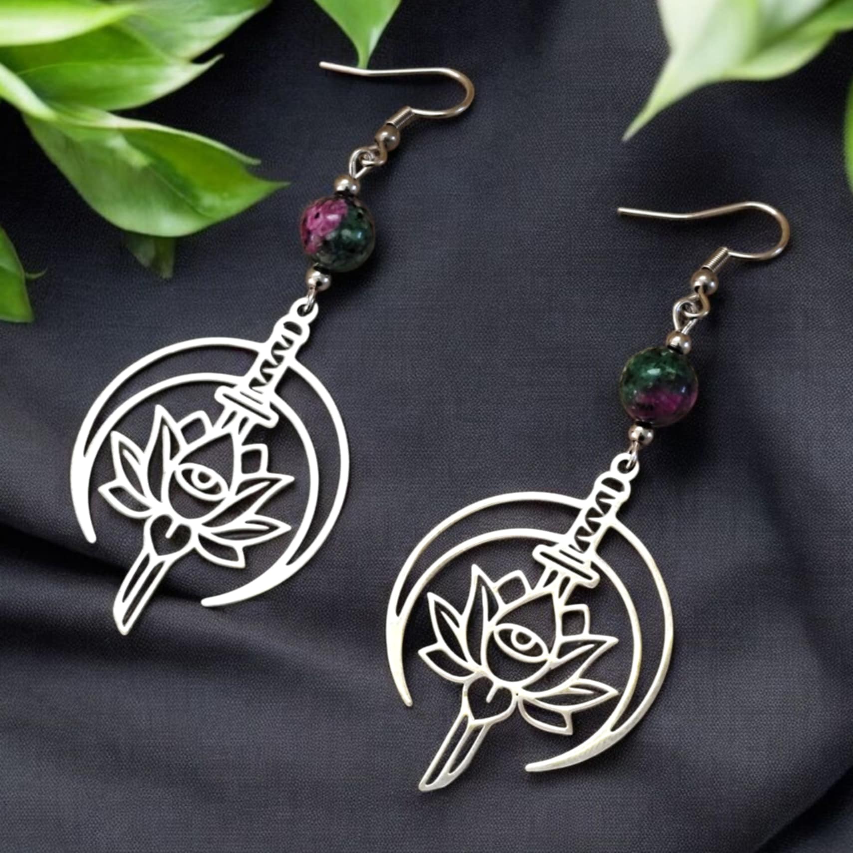 Boucles doreilles Souffle – Lotus, Lune et pierre naturelle