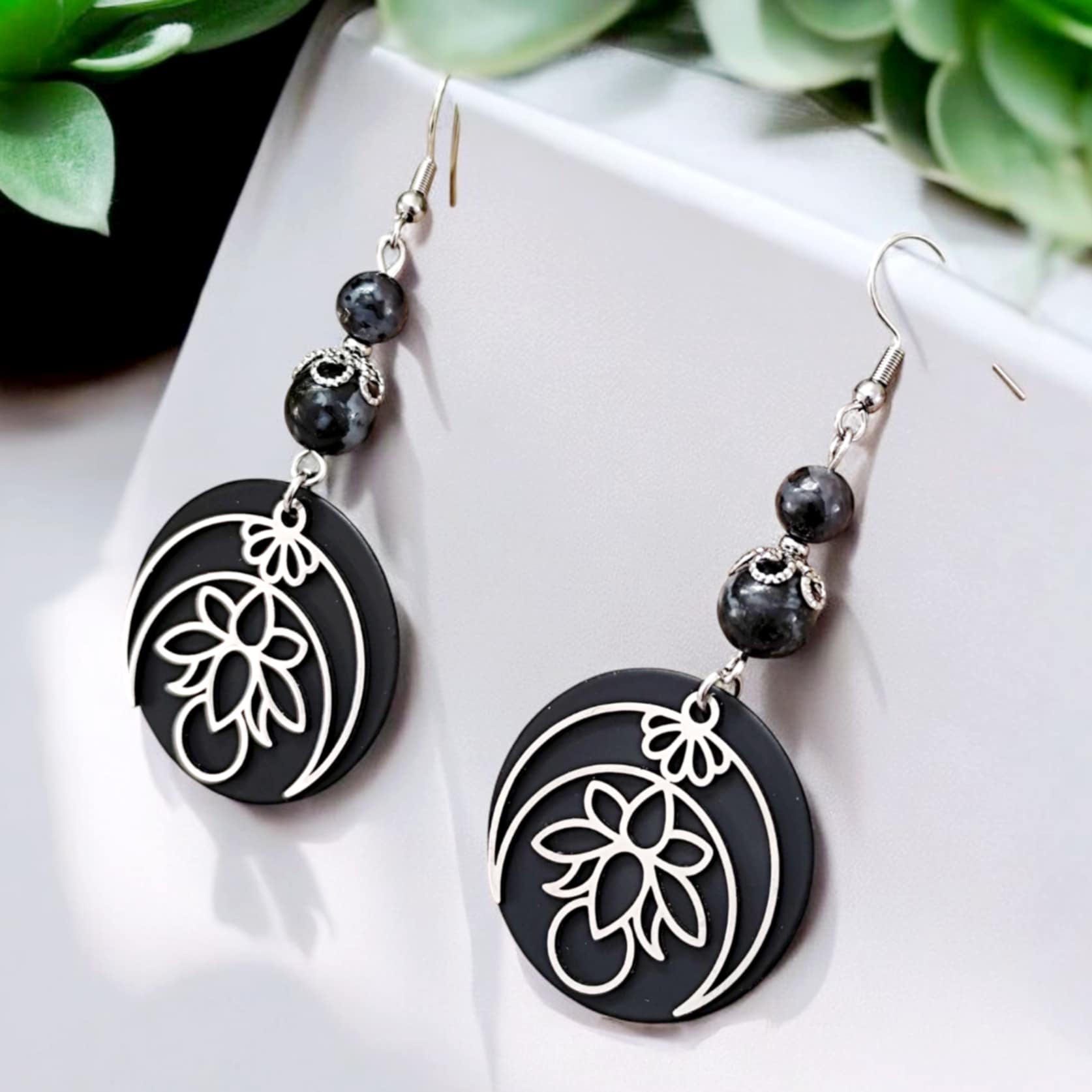 boucles-oreilles-emergence-noires-argentées-pierre-naturelle