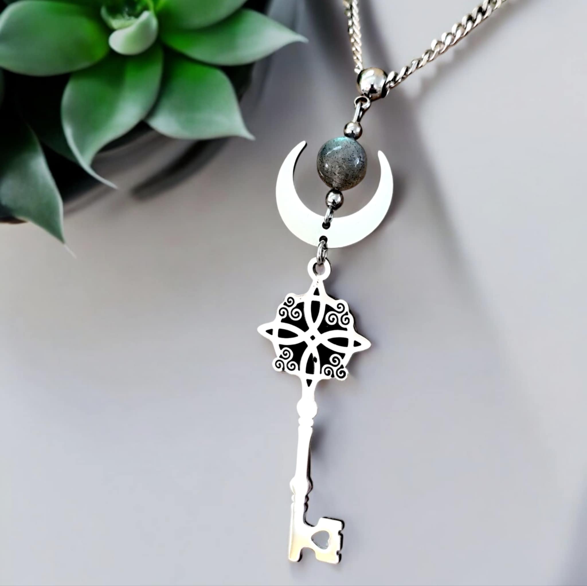 collier-cle-sorciere-charme-initiation