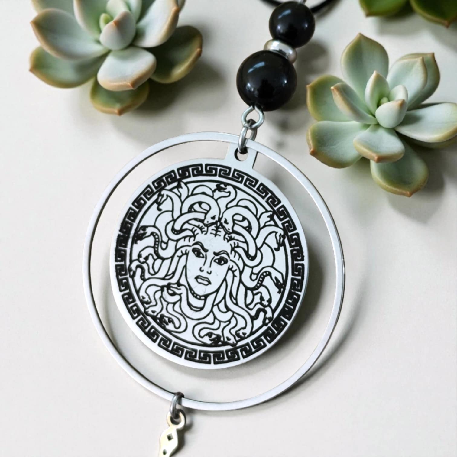 collier-medusa-charme-reconnaissance.jpg