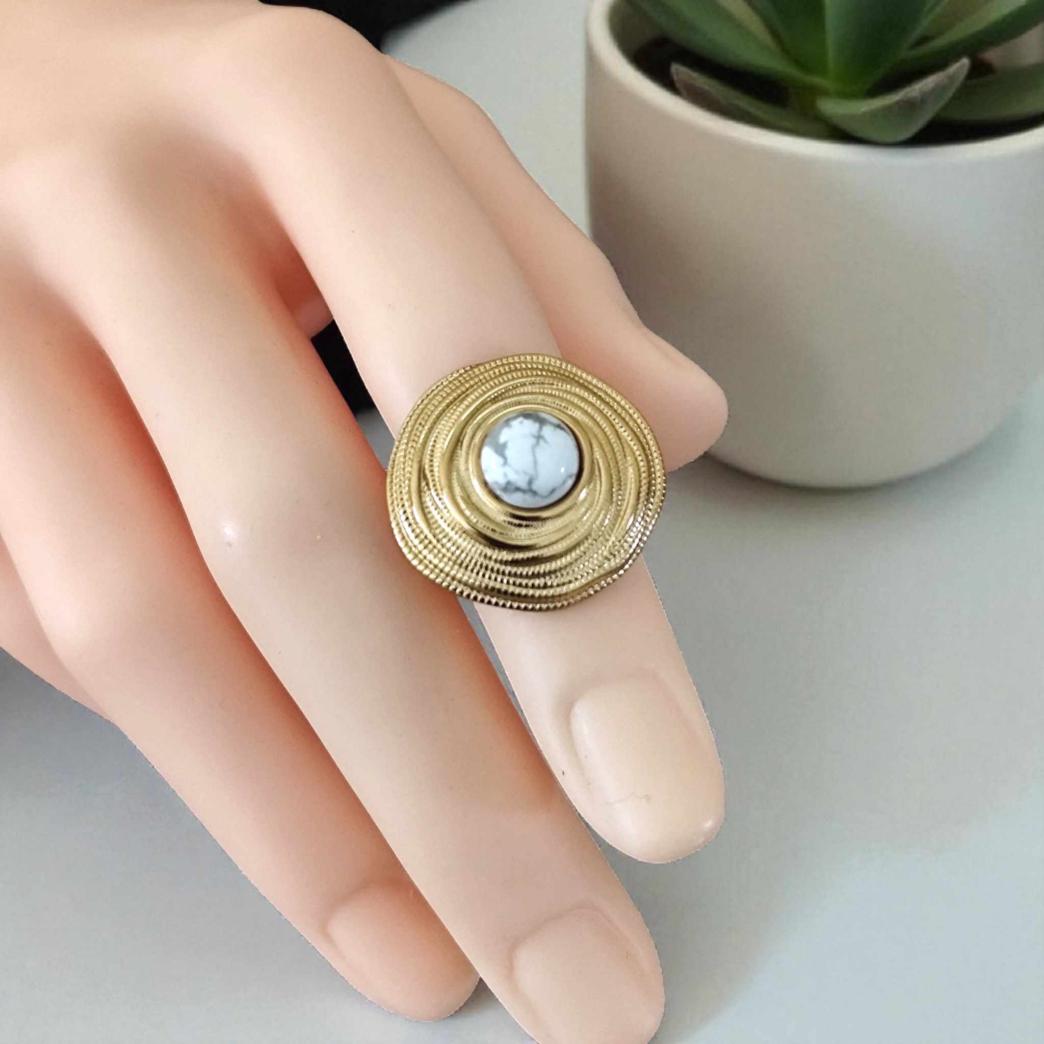 bague-dorée-saelia-etreinte.jpg