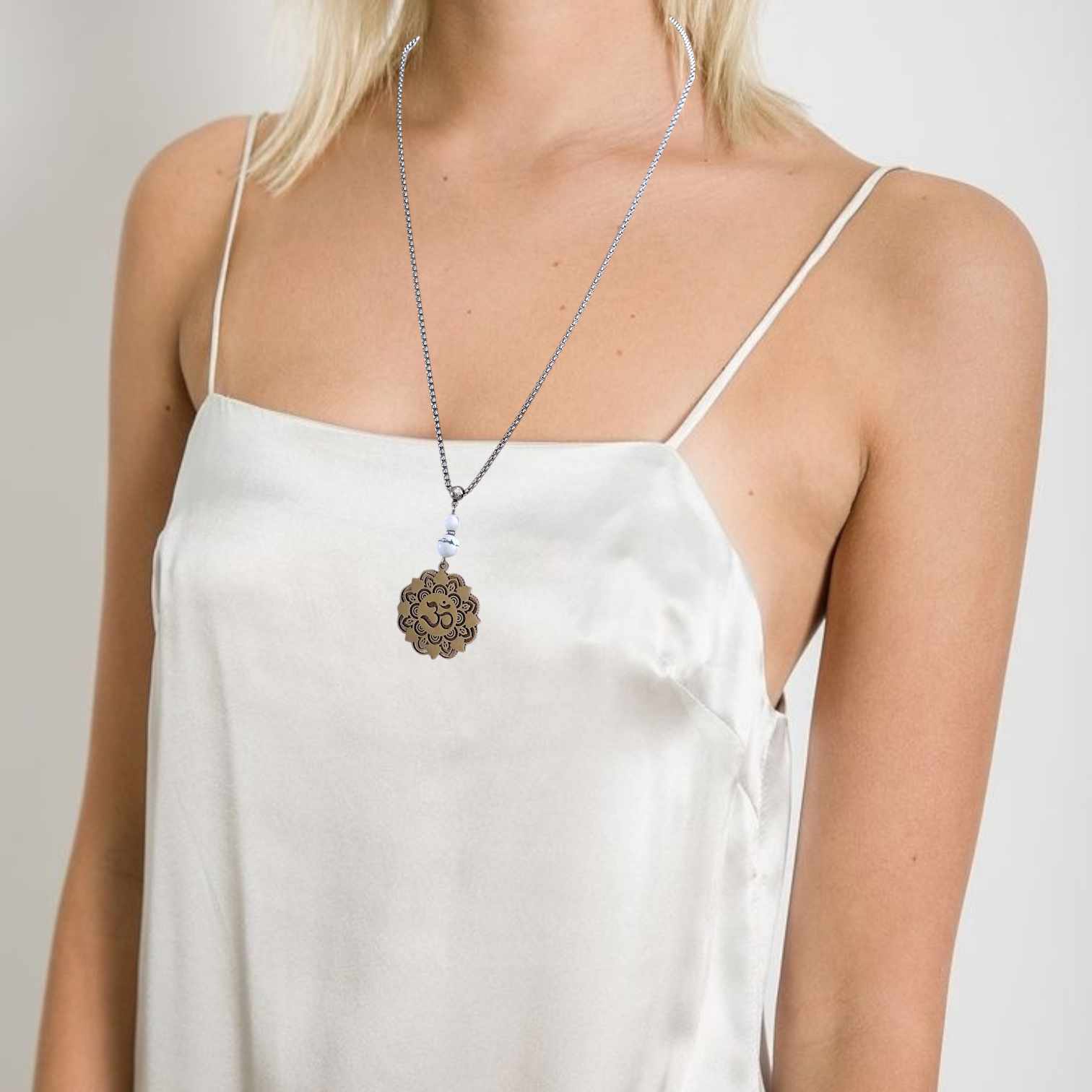 collier-doré-om-charme-sonorite.jpg