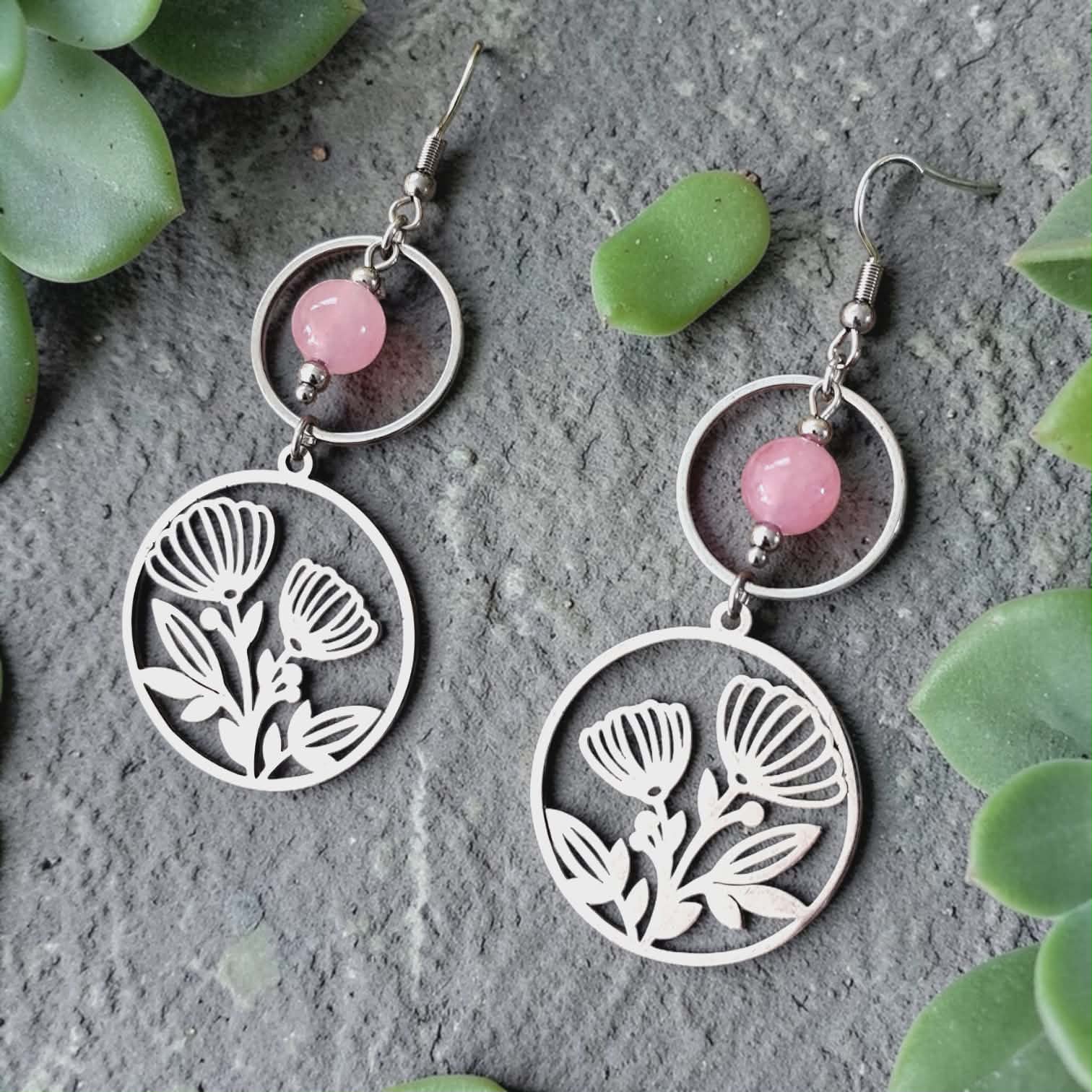 Boucles d’oreilles Kairos – Fleur et pierre naturelle personnalisable
