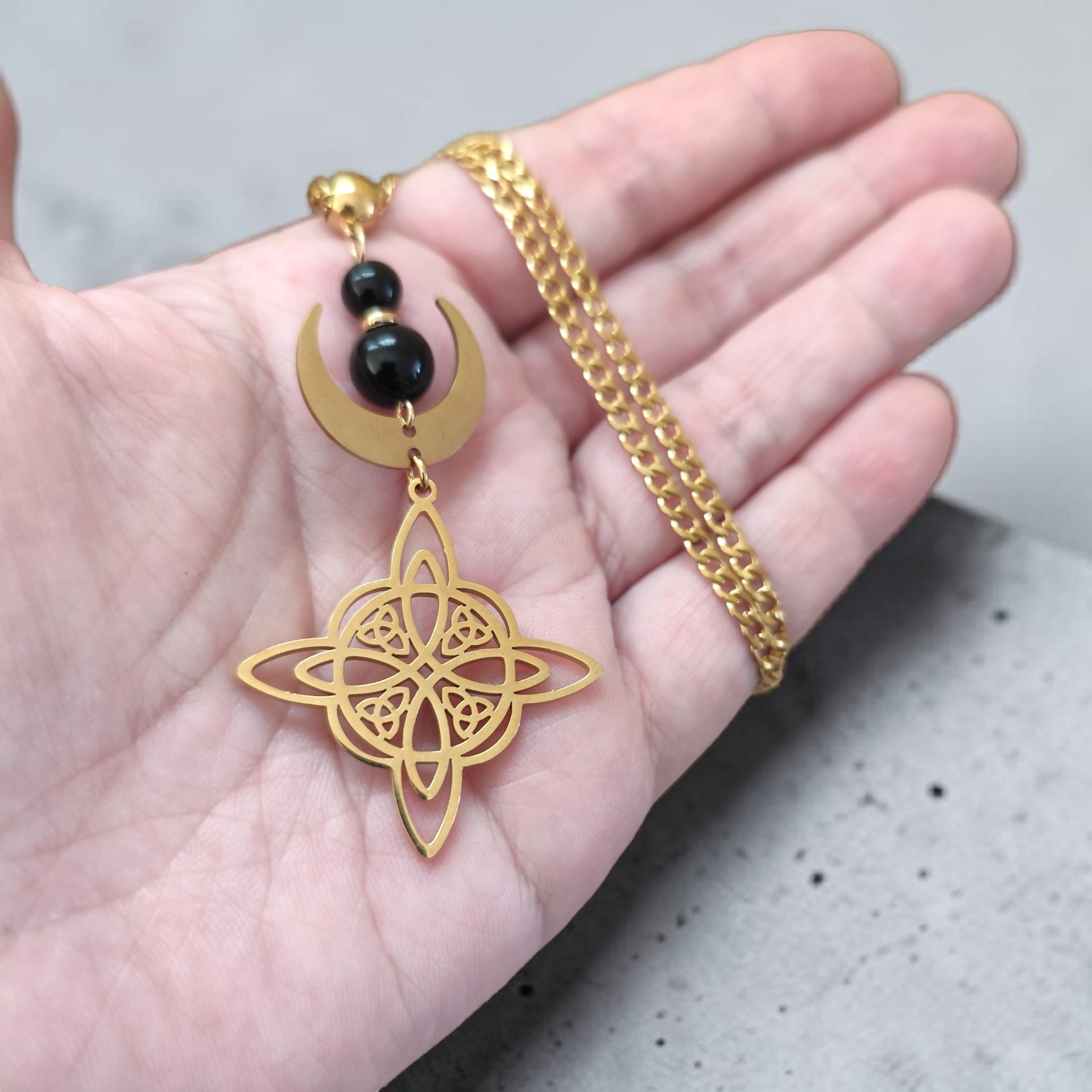 collier-doré-nœud-sorcière-protection
