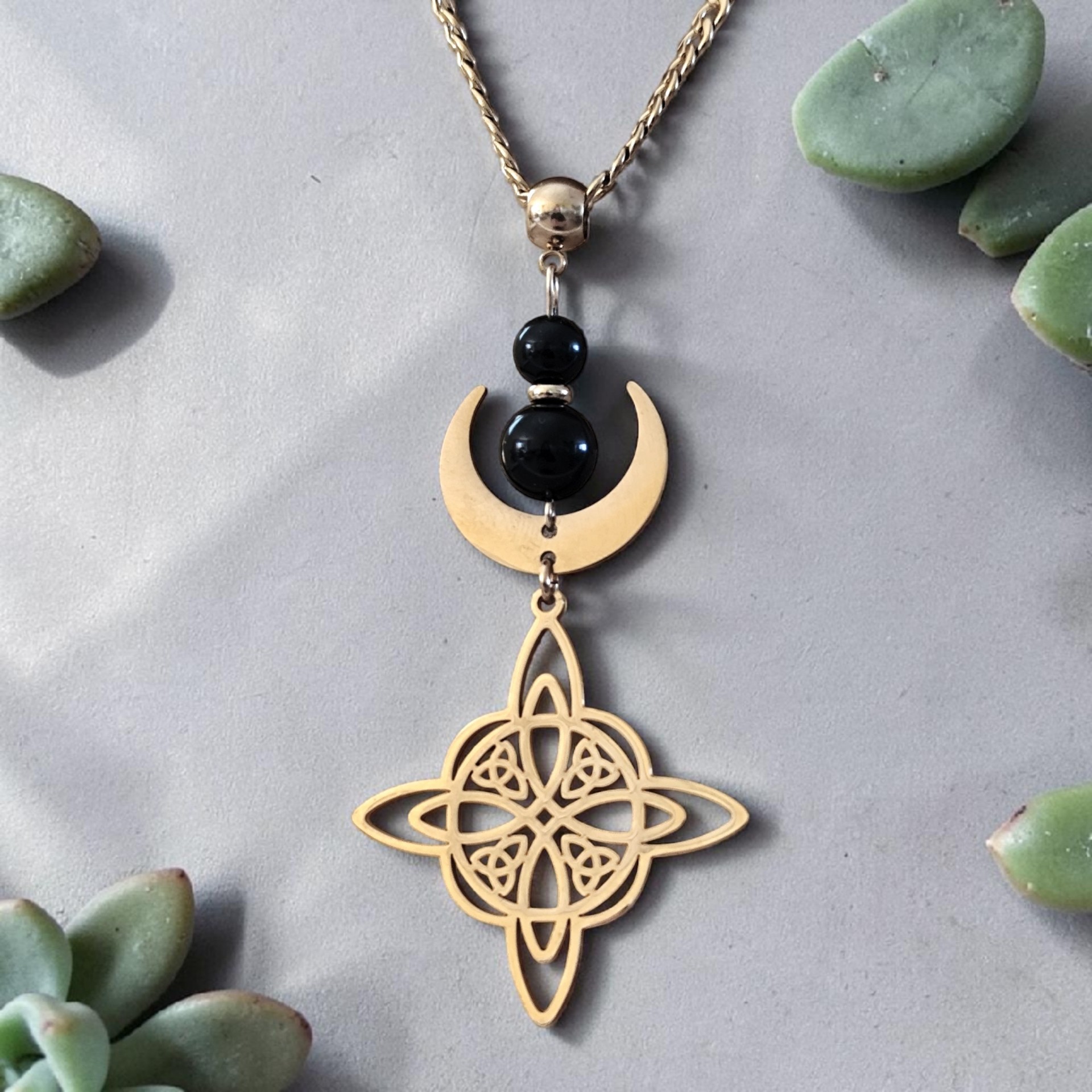 collier-doré-nœud-sorcière-protection
