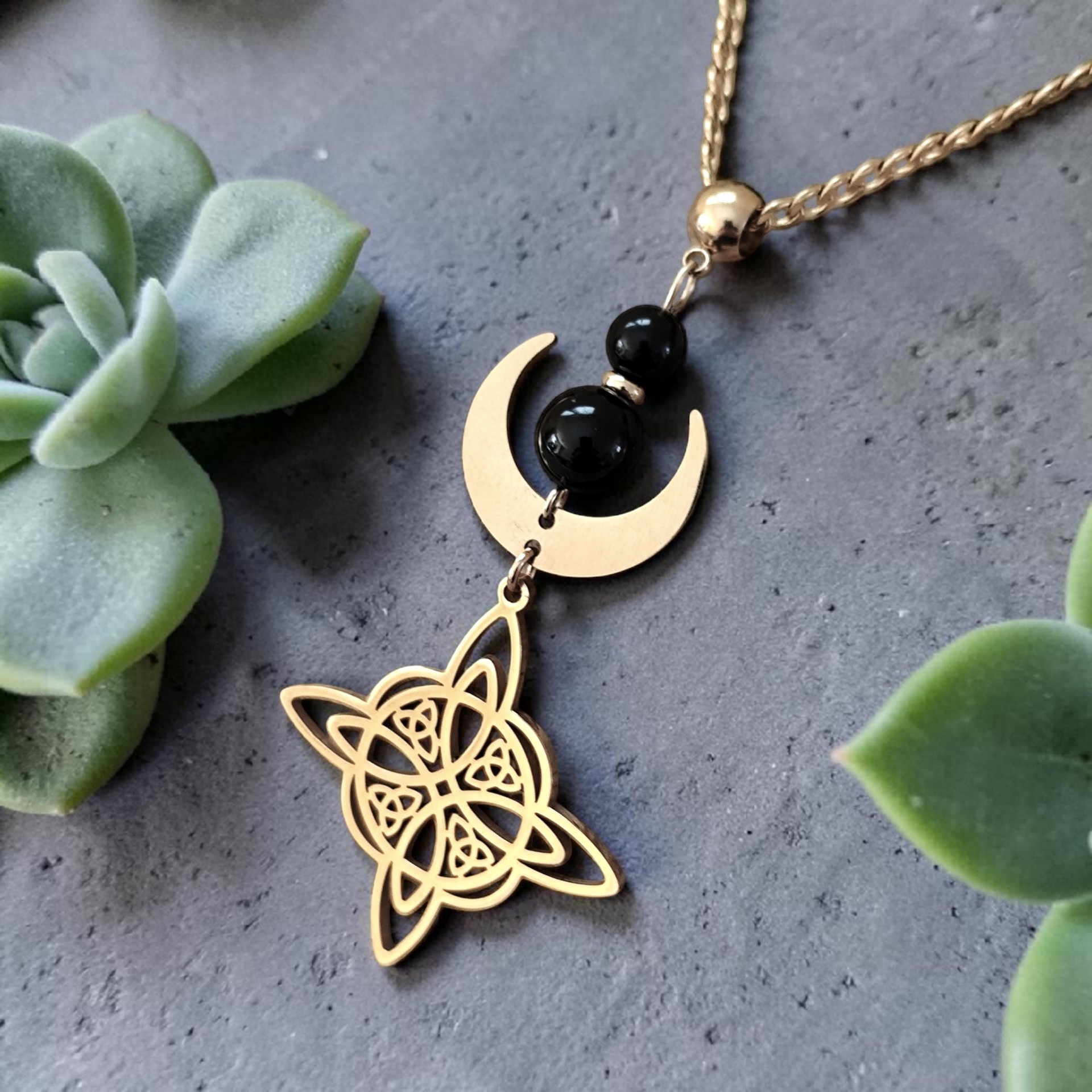 collier-doré-nœud-sorcière-protection
