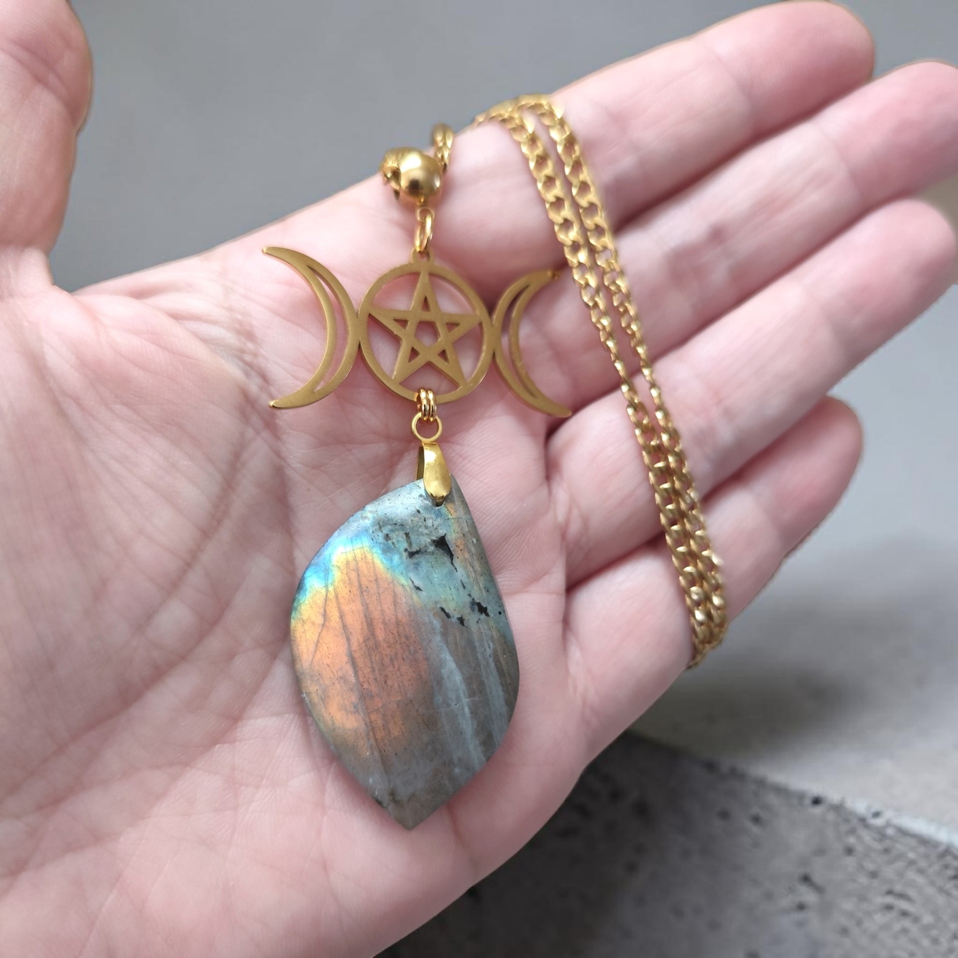 Collier-doré-triple-lune-pentacle-labradorite
