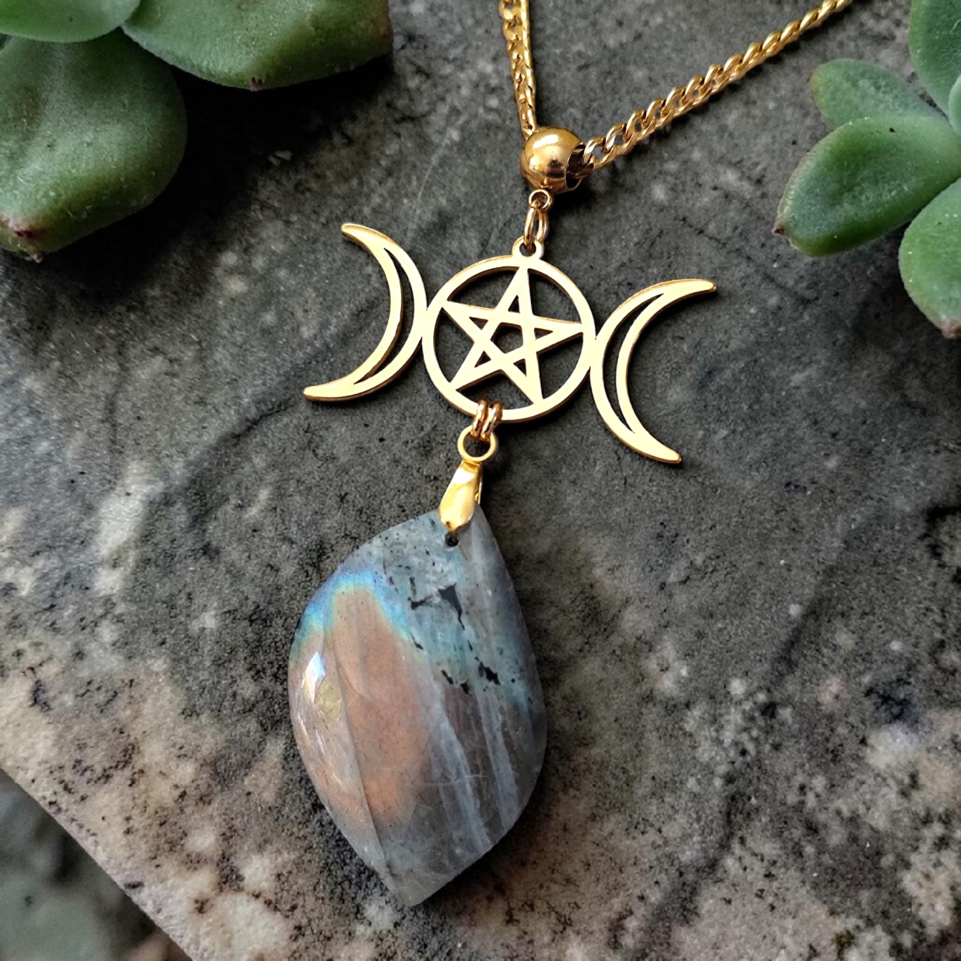 Collier-doré-triple-lune-pentacle-labradorite