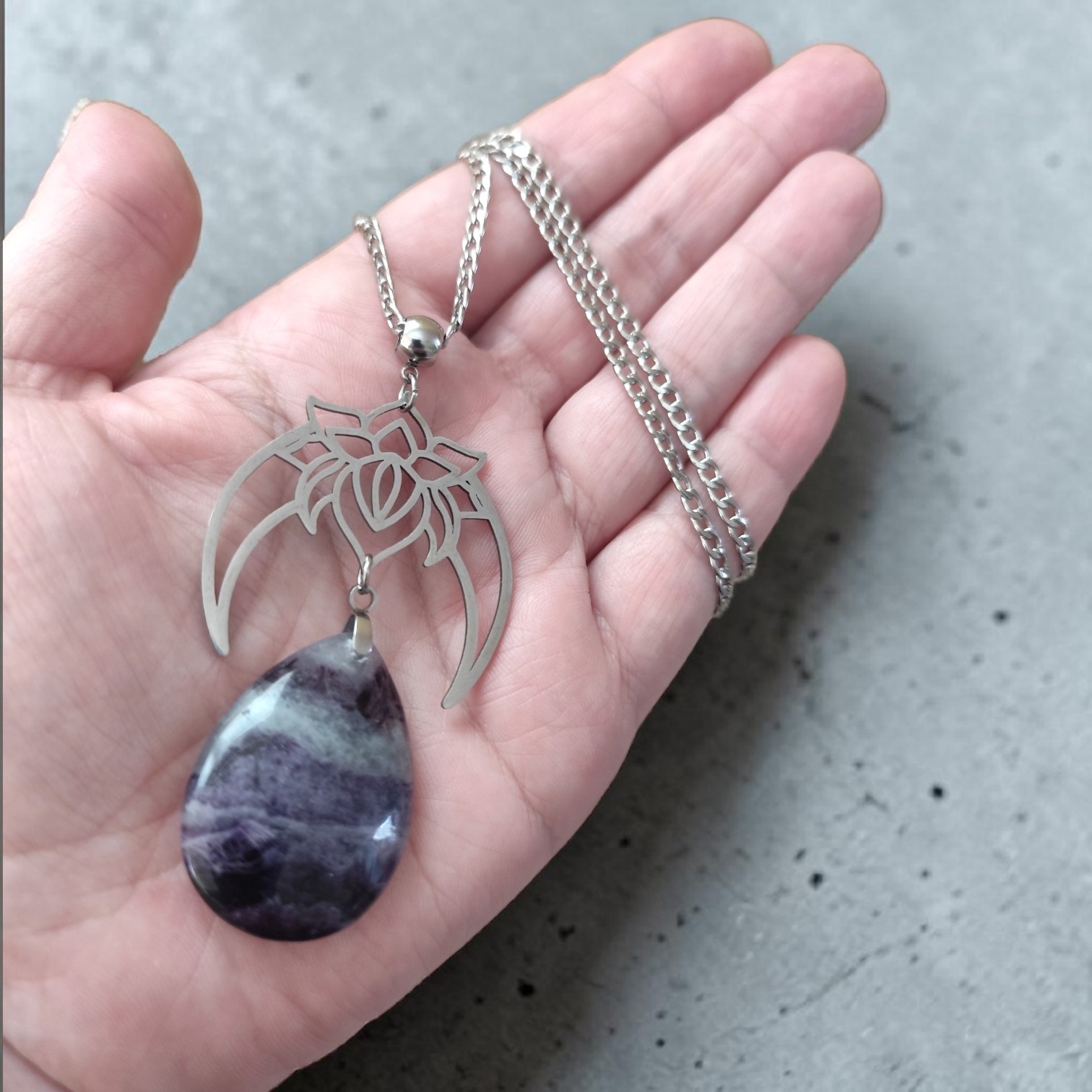 collier-argenté-lotus-lunaire-charme-foi.jpg