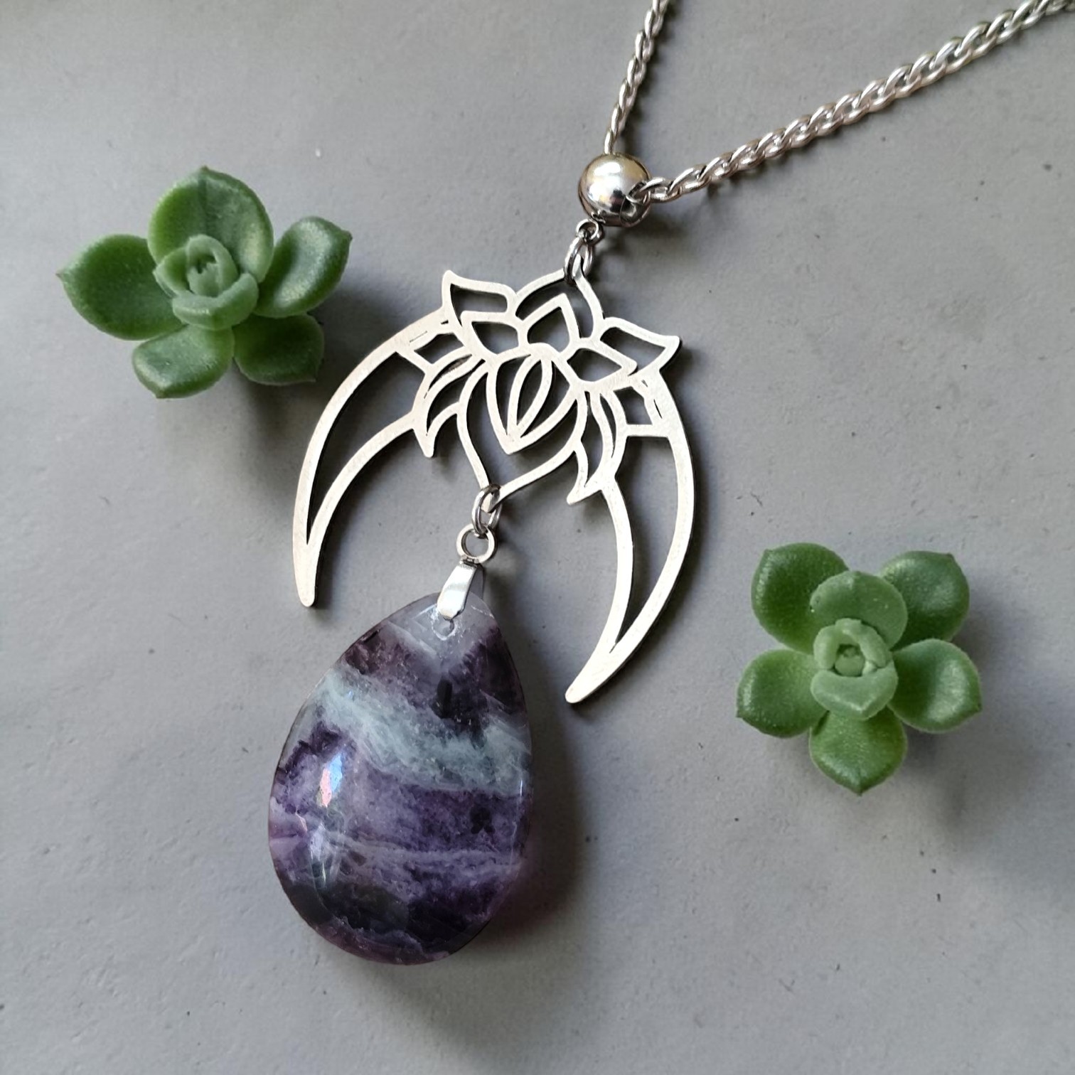 collier-rgenté-lotus-lunaire-charme-foi.jpg