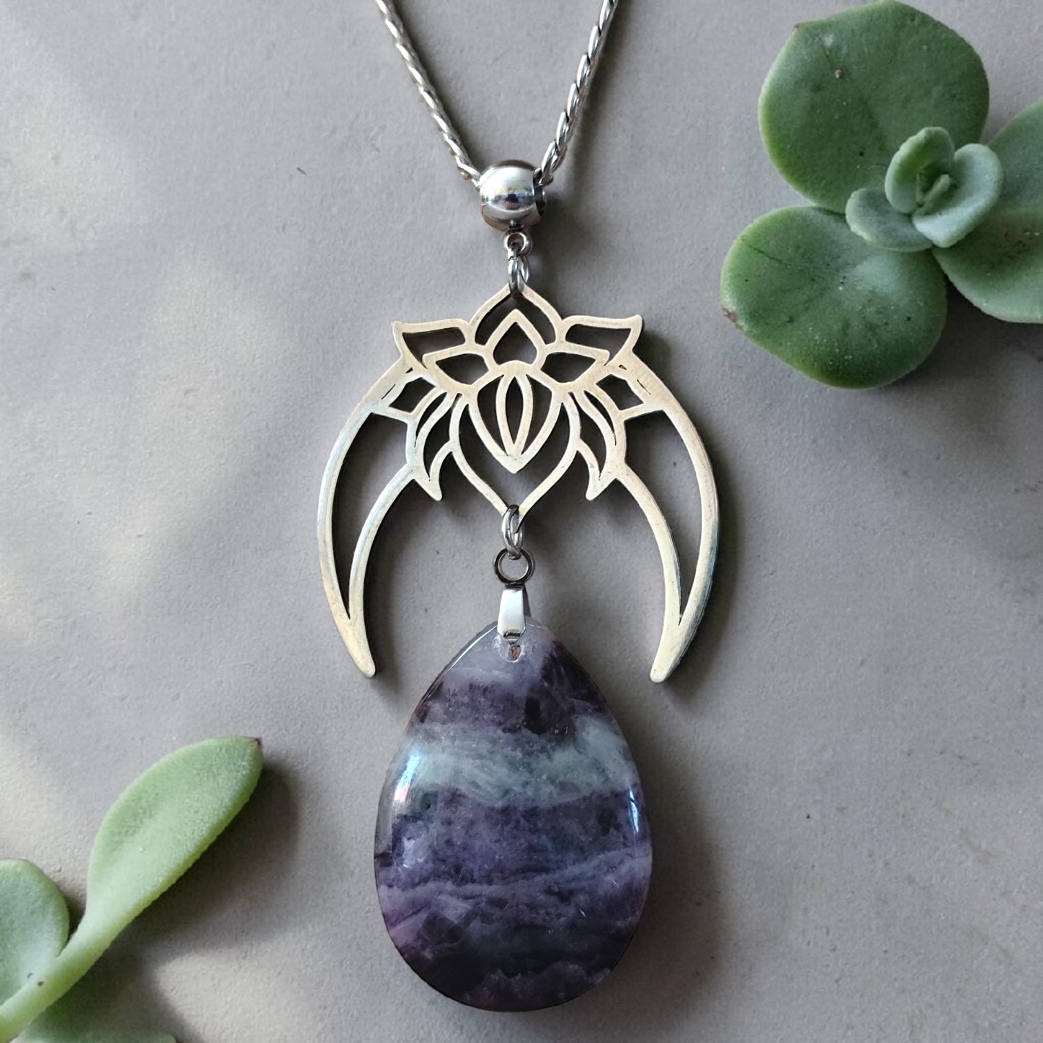 collier-argenté-lotus-lunaire-charme-foi.jpg