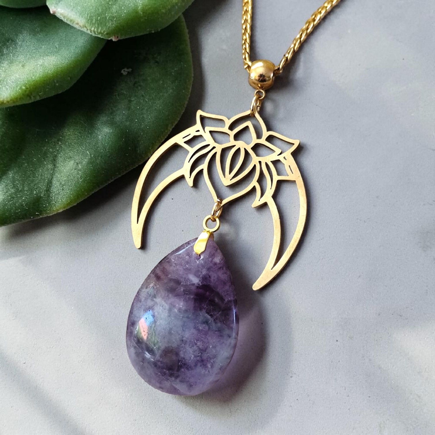 collier-doré-lotus-lunaire-charme-foi.jpg