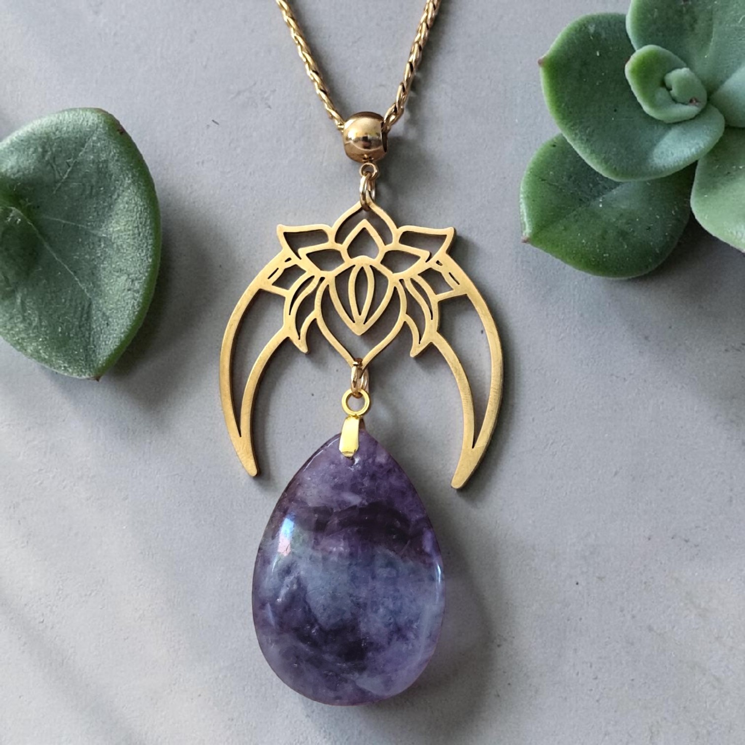 collier-doré-lotus-lunaire-charme-foi.jpg