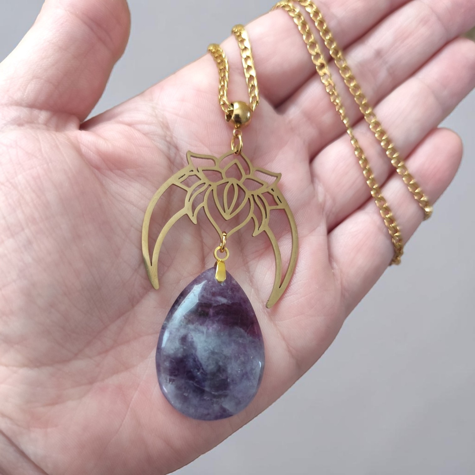 collier-doré-lotus-lunaire-charme-foi.jpg