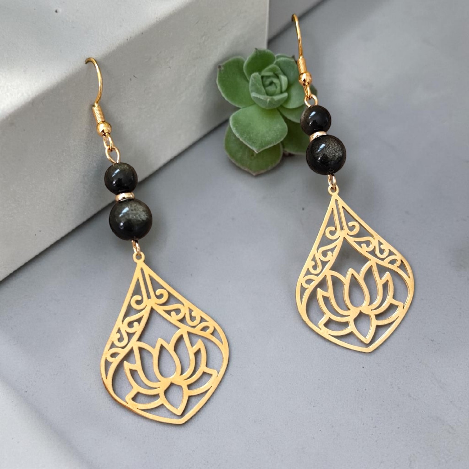 Boucles doreilles Nyméa – Lotus et pierres naturelles