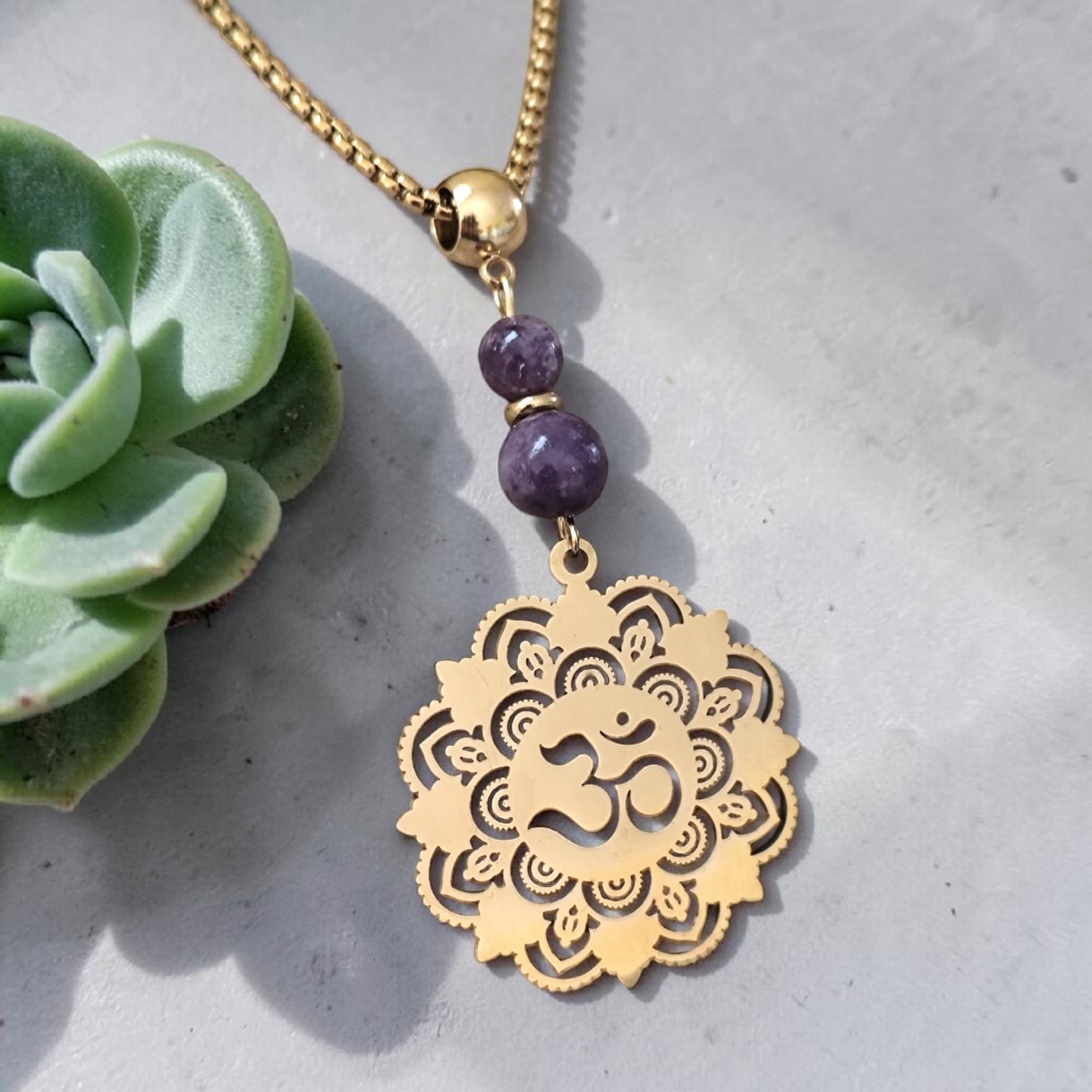 collier-doré-om-charme-sonorite.jpg