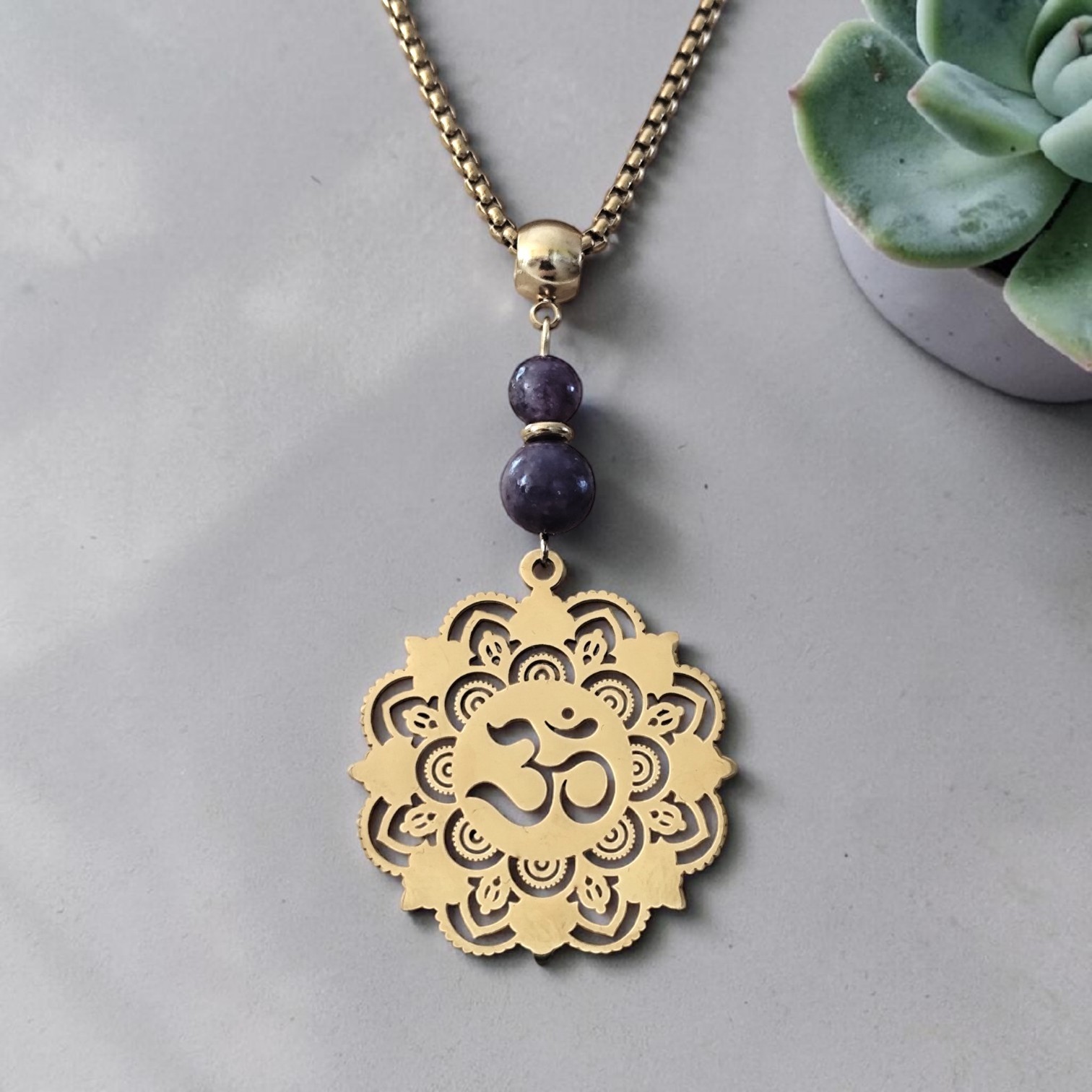 collier-doré-om-charme-sonorite.jpg