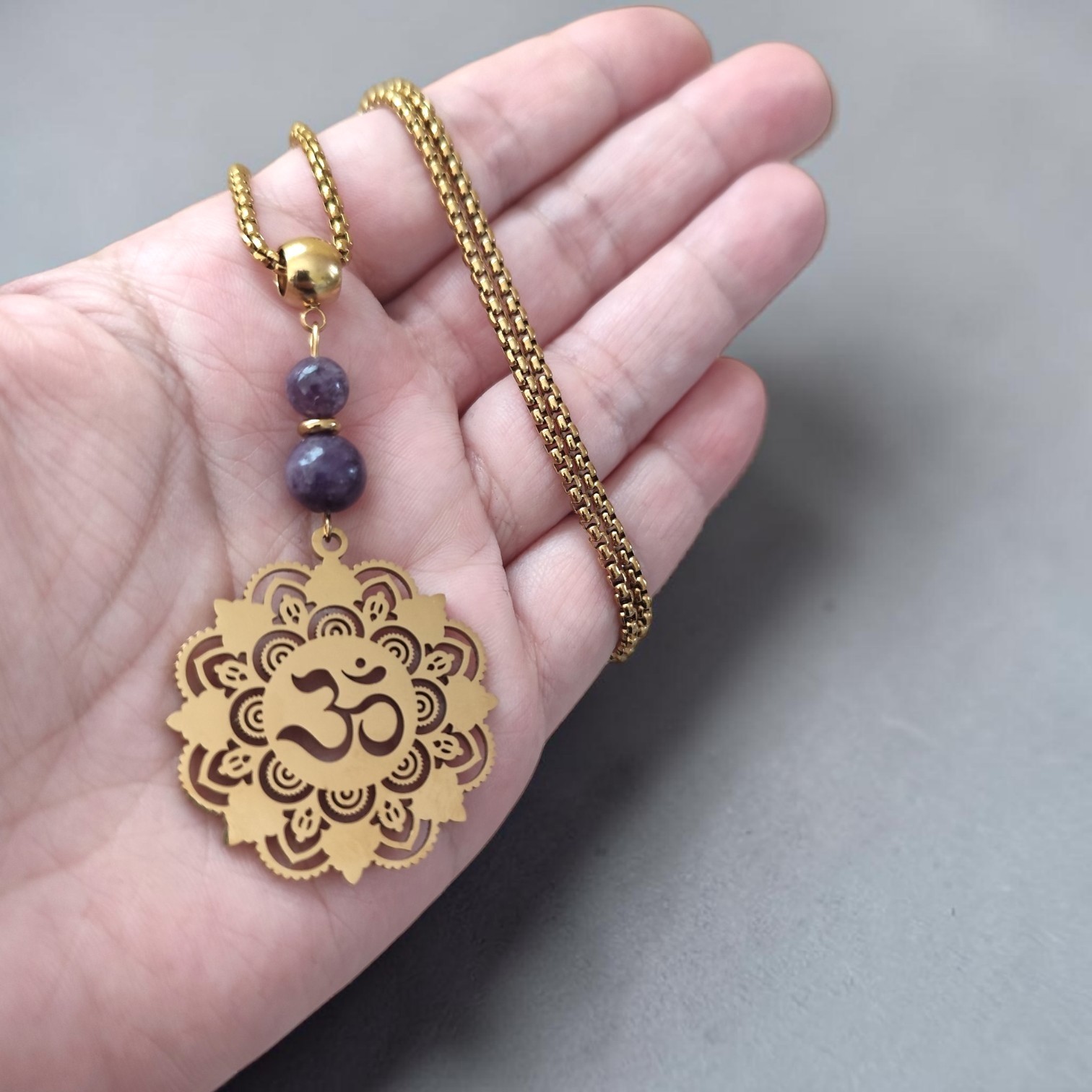 collier-doré-om-charme-sonorite.jpg