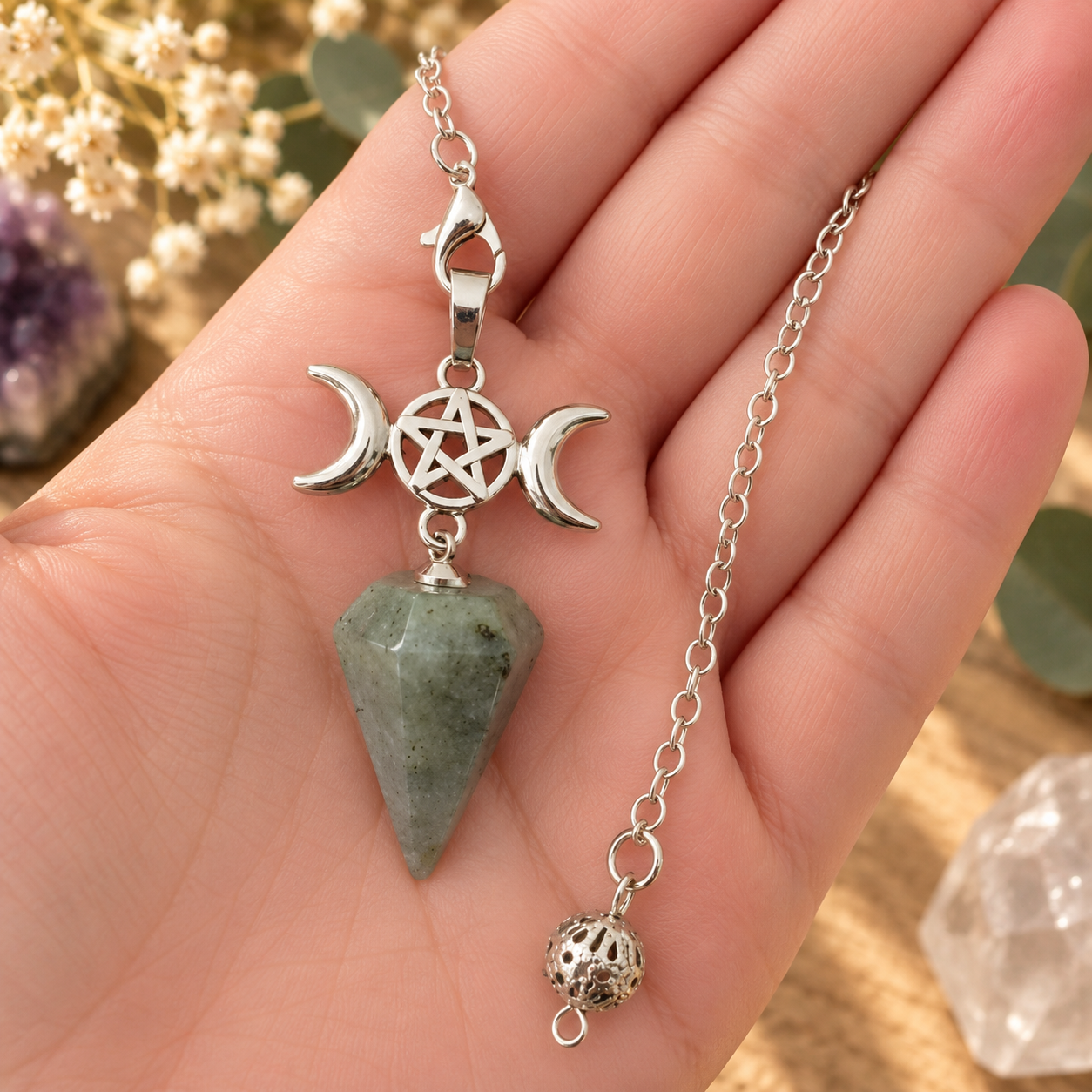 pendule-triple-lune-en-labradorite-naturelle-tenu-en-main