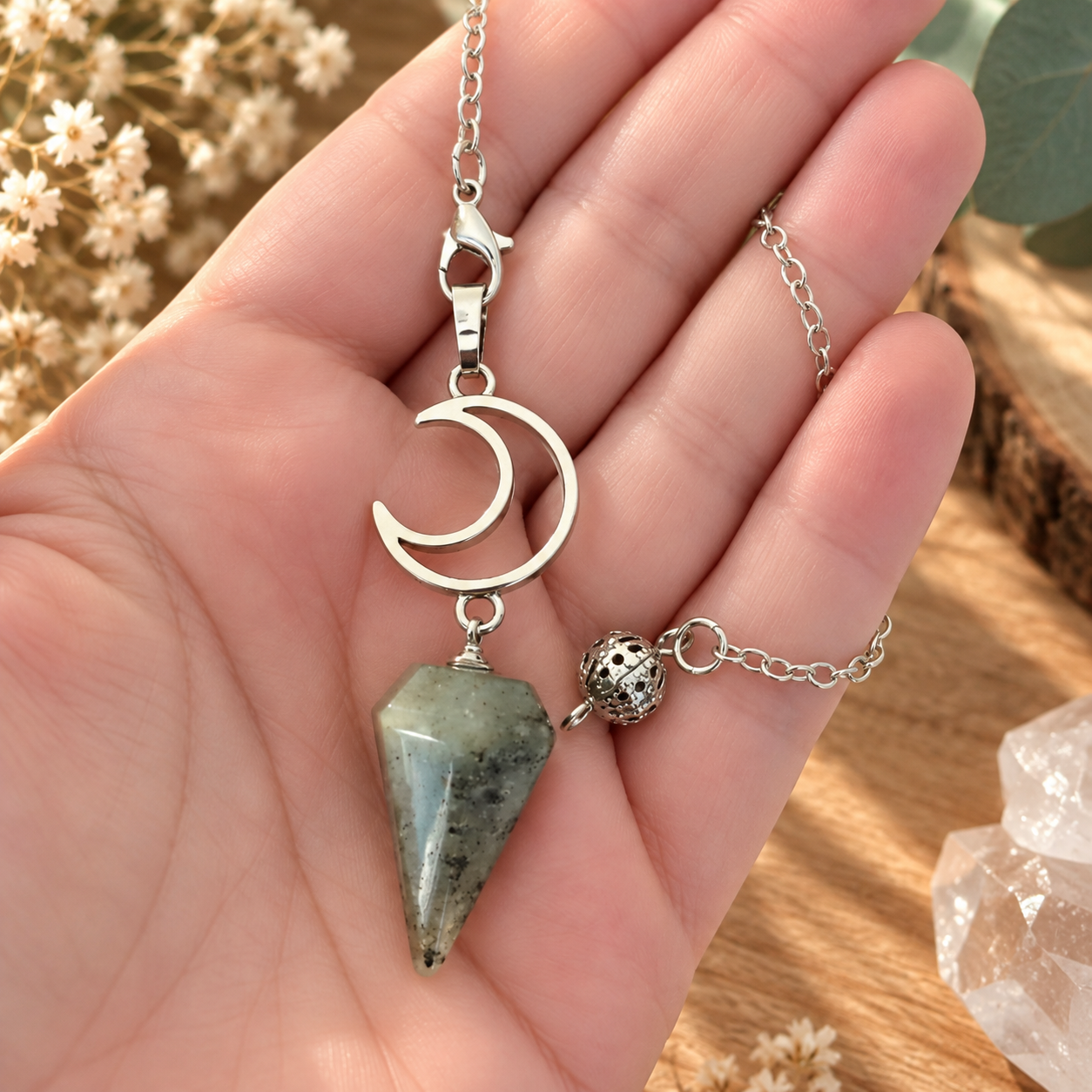 pendule-lune-en-pierre-naturelle-labradorite-tenu-en-main.jpeg
