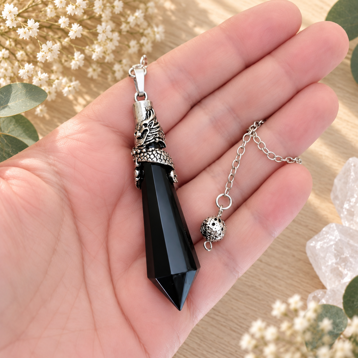 pendule-dragon-en-obsidienne-noire-tenu-en-main