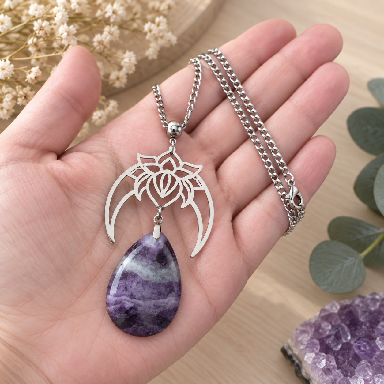 collier-argente-lotus-lunaire-charme-foi-tenu-en-main