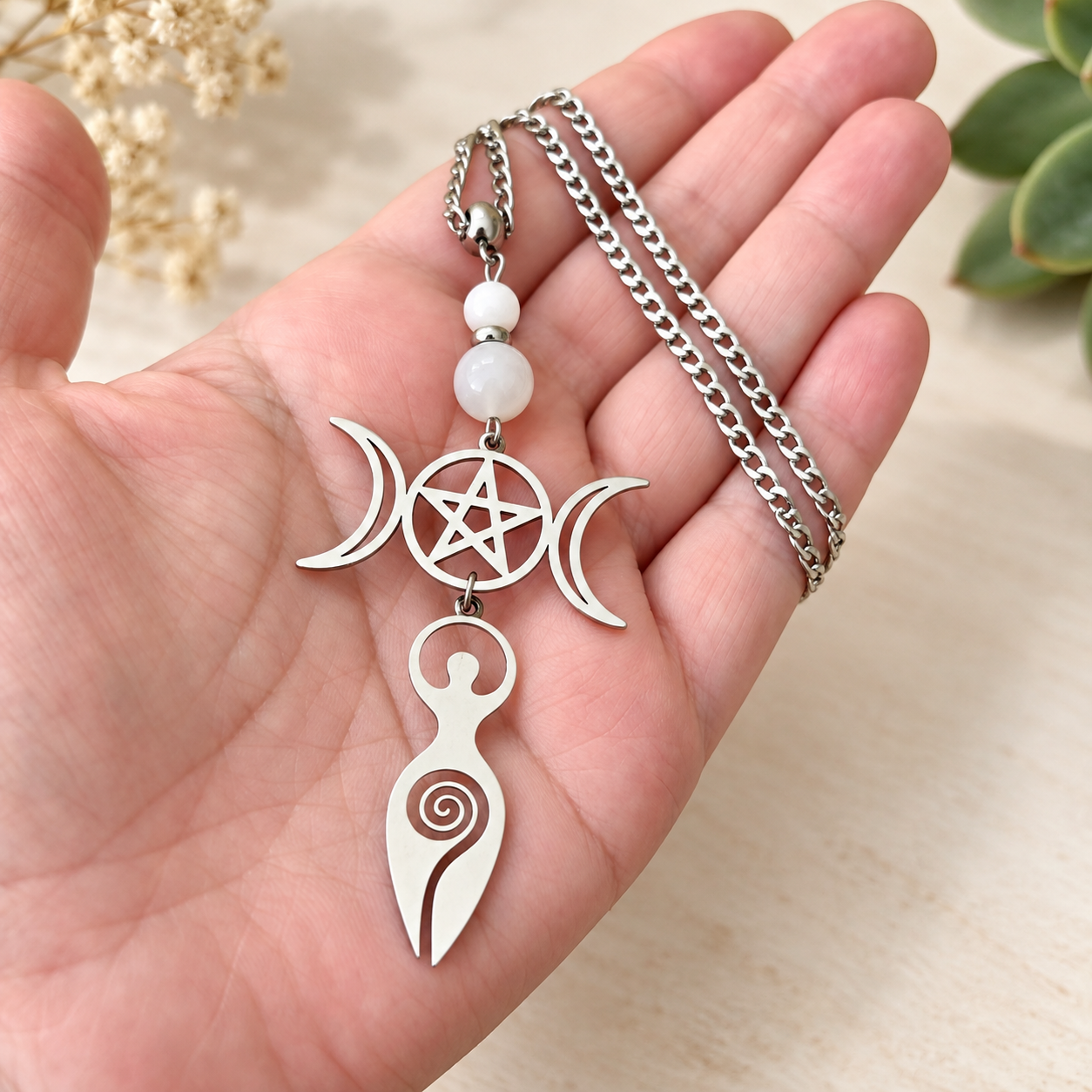 collier-feminin-sacre-elle-charme-etre-tenue-en-main