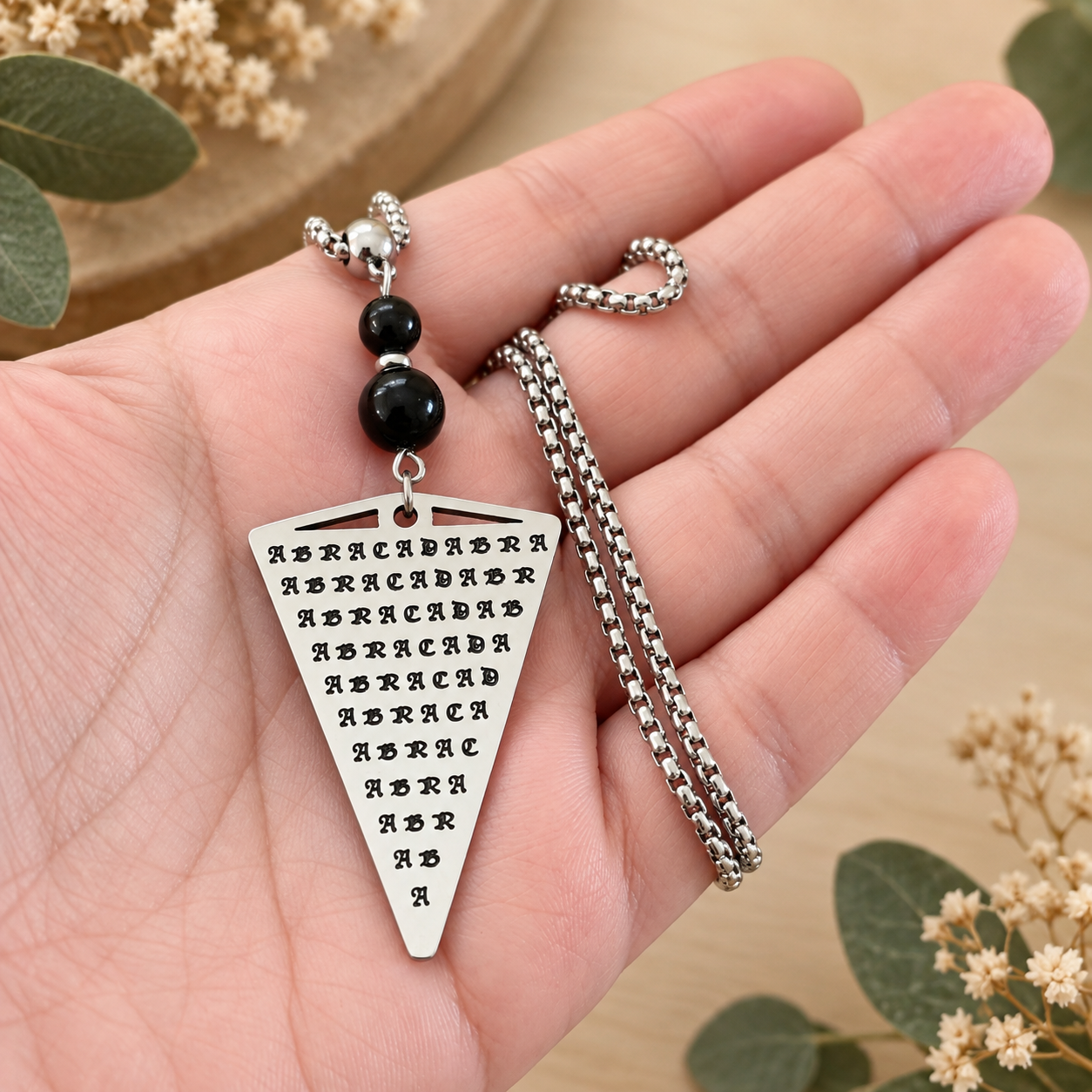 collier-incantation-pierre-naturelle-tenue-en-main