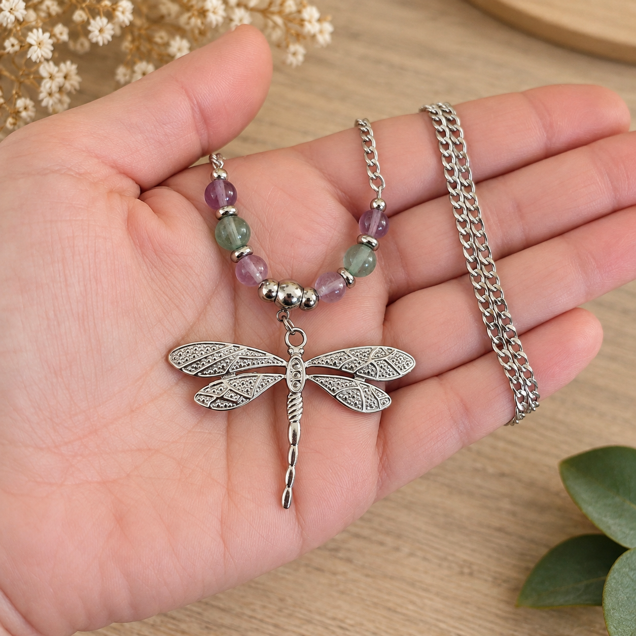 collier-libellule-charme-existence-tenue-en-main